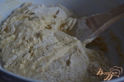 В теплое молоко добавить растопленное сливочное масло, сахар, соль и живые дрожжи.Вмешивая муку замесить мягкое тесто.
