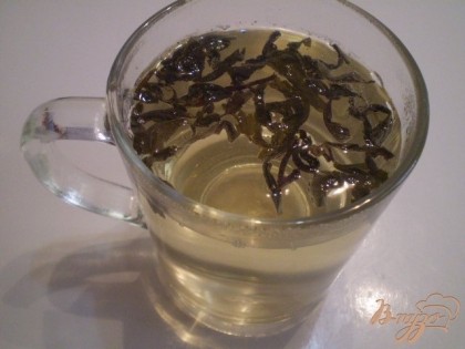 Первым делом нужно заварить чистый зеленый чай без добавок, у вермута свой вкус, поэтому чайные добавки только испортят впечатление от коктейля. Заварку зеленого чая нужно залить горячей водой, не более 85 градусов и настоять 5 минут. Чай готов. Заварку отцедить. Сам же чай нужно быстро охладить. Тут есть несколько способов, можно поставить на холодную баню, то есть налить чай в мисочку, и поставить его в большую мисочку со льдом. Так очень быстро чай остынет
