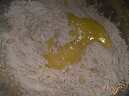 Опара готова. Оставляем её на 15 минут, чтобы заиграли дрожжи. В опару добавляем растопленный маргарин, яйцо, муку. Замешиваем тесто.