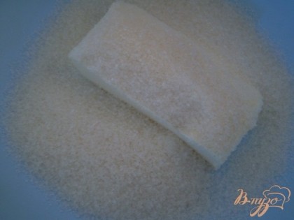 В высоком таре взбиваем миксером холодный маргарин и сахар. Взбиваем до пластичного состояния.