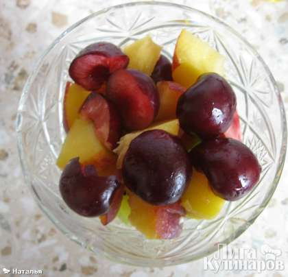Можно  нарезать все фрукты и ягоды, перемешать их,  и сверху  залить сметаной.