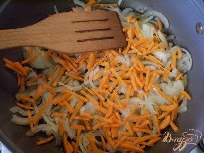 На растительном масле обжариваем лук и морковь порезанную мелко.