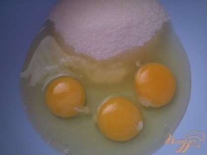 Миксером взбиваем сахар и три яйца до пышной светлой густой пены.