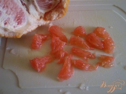 Для начала нужно очистить грейпфрут. Удалить пленочки белые. Нужна только мякоть. Работайте осторожно, чтобы не повредить мякоть и не выпустить сок. Разделите на небольшие кусочки.