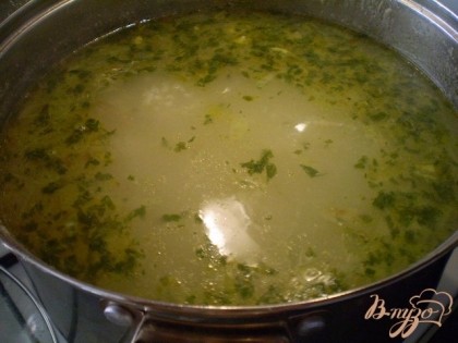 С желудков сливаем бульон, он не понадобится. Желудки  добавляем к супу, туда же овощную заправку и зелень. Провариваем 5 минут и выключаем. Суп готов!
