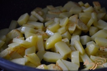 Картофель почистить и нарезать . Обжарить на сковороде на оливковом масле до румяного цвета.