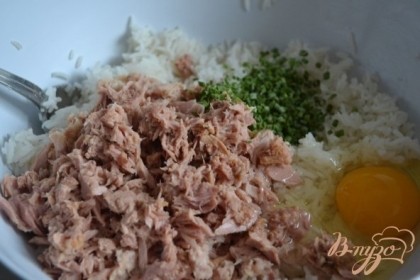 Рис отварить до готовности. В салатнике смешать отварной рис, тунец, яйцо, соль и зелень.Затем добавить муку и хорошо размешать.