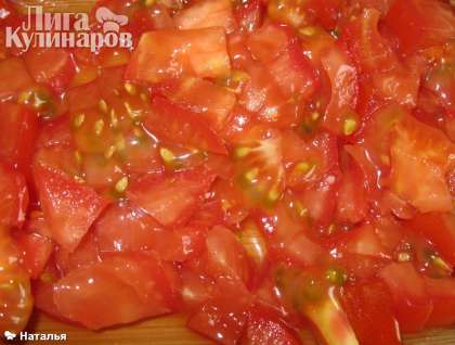 Нарезать кубиками помидоры (можно дольками) и соленый огурец. Можно добавлять грибы, как свежие, так и соленые.