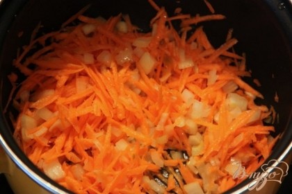 Нашинковать капусту, мелко нарезать лук и натереть морковь. Протушить до мягкости на раст.масле лук и морковь.