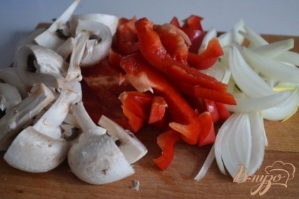 Перец, луковицу и грибы нарезать.