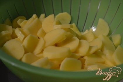 Картофель почистить, порезать и промыть под холодной водой.
