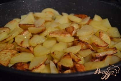 В сковороду налить оливковое масло (оставить немного для  формы ) и обжарить картофель до румяного цвета.