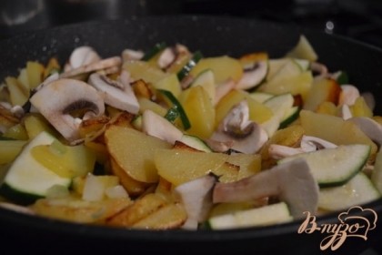 Выложить к картофелю, перемешать , накрыть крышкой и оставить на тихом огне на 5-8 мин.Соль и специи по вкусу. Затем переложить в смазанную маслом форму для запекания.