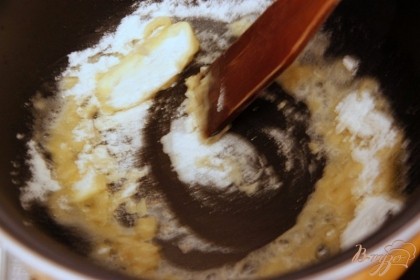 Для соуса: растопить в сотейнике масло,добавить муку, непрерывно мешать