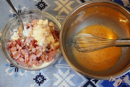 Яйца взбить венчиком, добавив соль и перец.Нарезать колбасные изделия мелкими кубиками и смешать с мукой, разрыхлителем