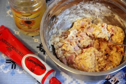 Соединить всё вместе. Добавить горчицу, растительное масло и постепенно вмесить ингредиенты  руками в тесто.