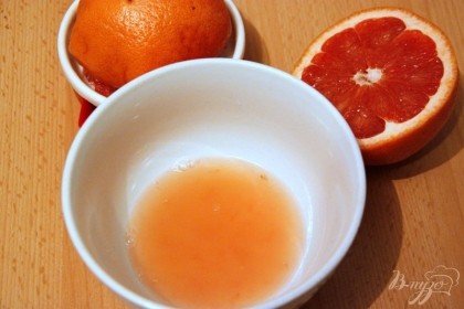 Отжать сок грейпфрута.Мелко нарезать лук и чеснок.