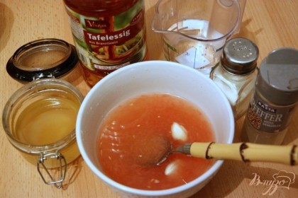 Смешать ингредиенты для маринада: сок грейпфрута,воду, мёд, ябл.уксус,соль, перец