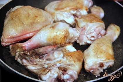 Куриные бёдрышки/голени обжарить на сковороде до румяности