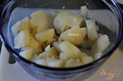 Картофель отварить в соленой воде, очистить и порезать кубиками. Положить в салатное блюдо.