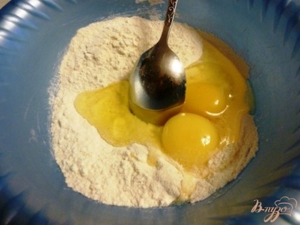 Из манки,муки,яиц и воды сделать густое тесто.Посолить и влить масло.