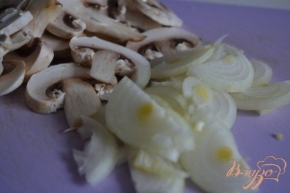 Лук и грибы нарезать . В сковороде с оливковым маслом потушить в течении 5-7 мин.