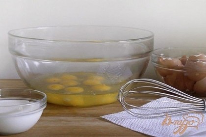Хорошенько взбейте яйца с молоком. Добавьте 1/3 чайной ложки соли и немного перца.