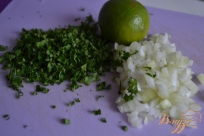 Луковицу и зелень петрушки нарезать мелко. Из лайма выжать сок и стереть цедру.