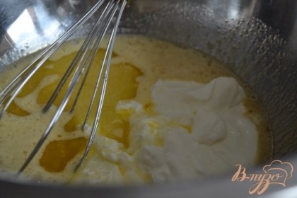 Яйца взбить с сахаром, добавить творог и растопленное сливочное масло.