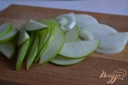 Половинку яблока и луковицу нарезать тонко.