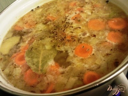 Приправим суп сухим укропом,лавровым листом.