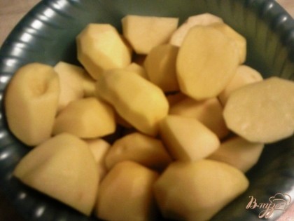 Картофель чистим и режем на половинки,если крупный - то на четвертинки.