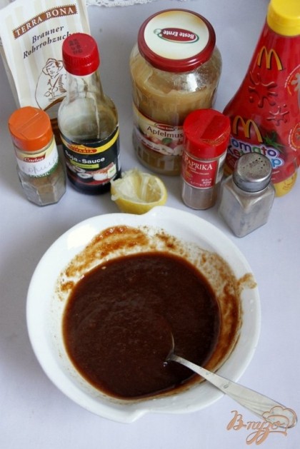 Смешать ингредиенты для соуса-маринада, залить мясо соусом и убрать в холодное место на 30/или больше мин.
