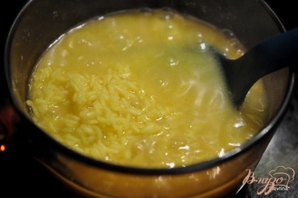  Рис отварить, у меня упаковка риса с шафраном, поэтому рис имеет желтоватый оттенок. Шафран придает рису приятный вкус. Шафран полезная пряность.