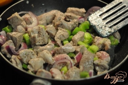 Обжарить свинину на оливковом масле до полу готовности, добавить лук,сельдерей.