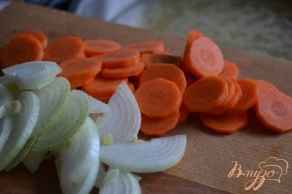 Бульон я приготовила немного раньше. В бульон опустить кружочки моркови и луковицу, нарезанную полукольцами.Варить в течении 7-10 мин.