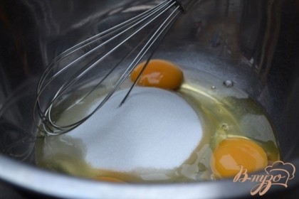 Для крема яйца размешать с сахаром.