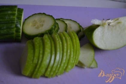 Огурец и половинку яблока нарезать тонкими лимтиками.