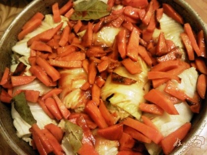 Обжариваем морковь,но это не обязательно. Добавляем в сковороду воду или бульон примерно на 1-2 см. Закрываем крышкой и ставим в разогретую духовку на час.Капуста,зелень отдадут свою влагу и зразы будут нежными и сочными.