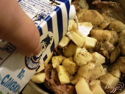 Добавим нарезанный кубиками картофель,мелко нарезанный чили, мускатный орех посолим. Зальем сливками,убавим огонь и тушим до готовности.