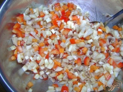 Нарежем овощи: морковь, лук, грибы, сельдерей одинаковыми кубиками. Все овощи хорошо перемешаем, посолим и поперчим по вкусу.