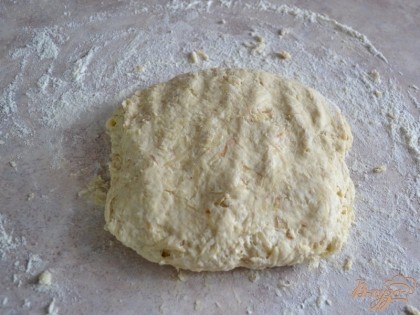 Добавляем муку постепенно, соль. Также добавляем остуженную капусту, замешиваем тесто.