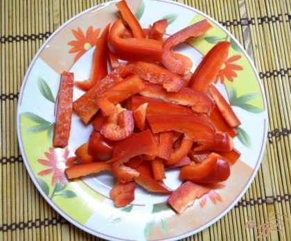 Тем временем, подготовим овощи. Болгарский перец почистим и нарежем соломкой.