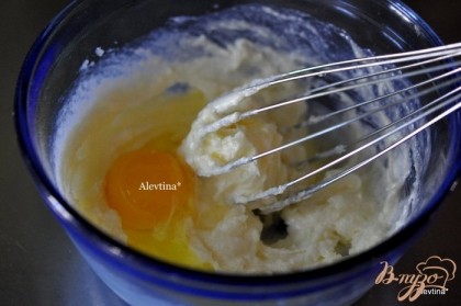 Смешиваем обычную муку с миндальной, плюс соль. В другой емкости взбить масло и сахар примерно 2 мин. Добавить яйцо, миндальный экстракт. Перемешать.
