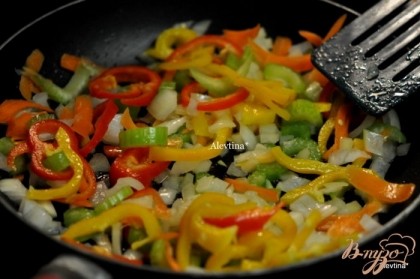 На сковороде разогреть сливочное масло, добавить овощи порубленные. Тушить примерно 8 мин. помешивая.