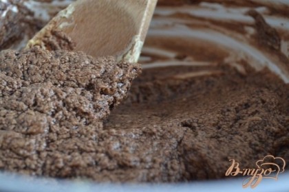 Кофе развести в 2 ст.л. воды и  вылить в тесто. Добавить какао порошок.Хорошо размешать.
