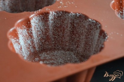 Формочки для кексов смазать растопленным сливочным маслом и посыпать сахаром.