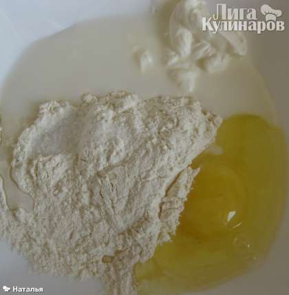 Яйцо, муку, сметану, соль смешать, добавить масло растительное и замесить тесто.