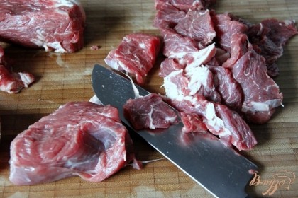 Нарезать мясо тонкими кусочками