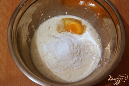Добавить в молоко муку, яйцо, соль, сахар, разрыхлитель.